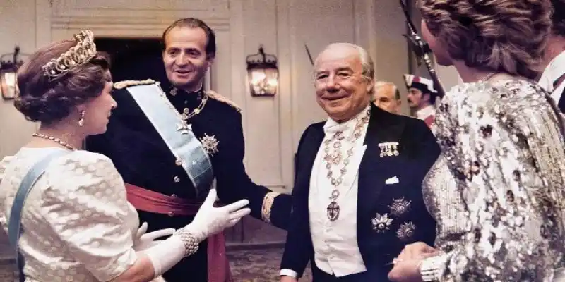 Isabel de Inglaterra podría retirarle honores británicos al rey Juan Carlos