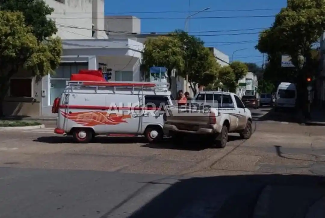 Violento choque en una esquina céntrica de la ciudad: no hubo lesionados