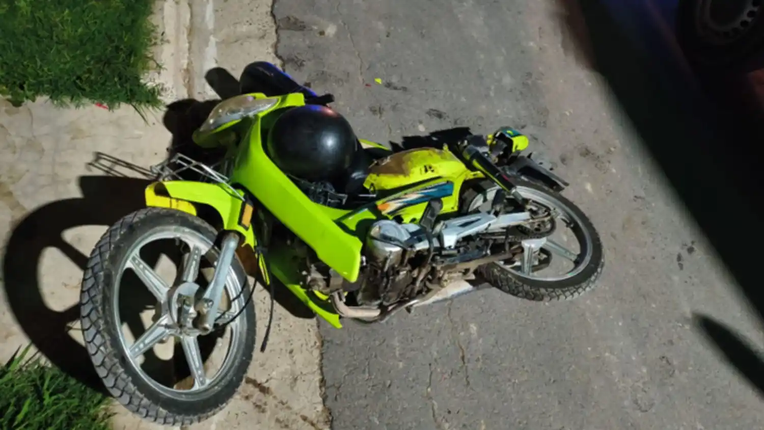 Accidente: embistieron a una joven que resultó herida y luego se dieron a la fuga