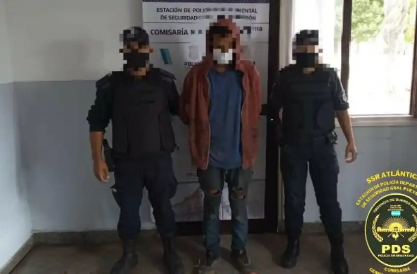 Robaba picaportes de bronce y atacó a golpes el patrullero