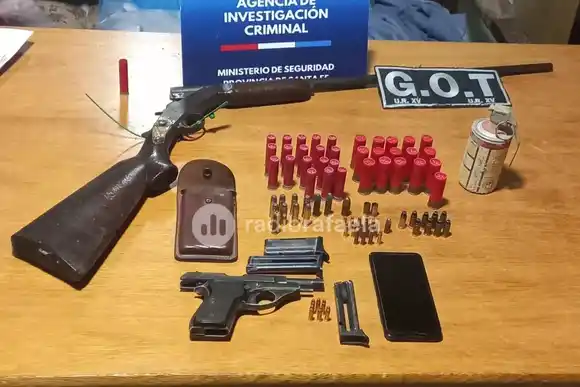 La AIC secuestró armas y una granada de humo a jubilado de la policía en Gálvez