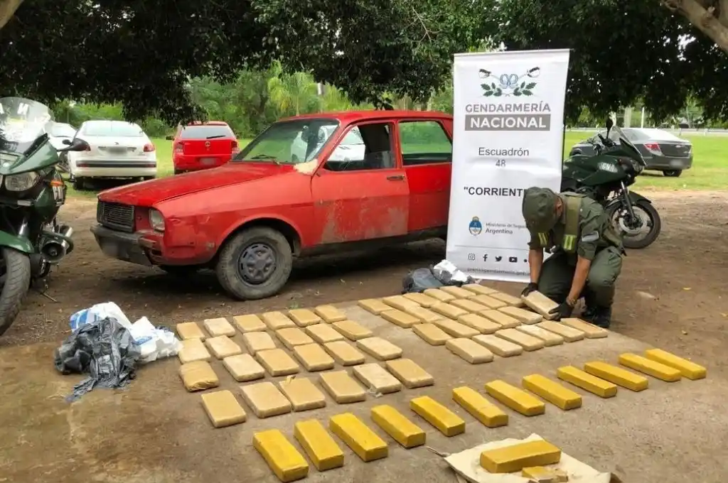 Se topó con un control y abandonó el auto con 57 kilos de marihuana
