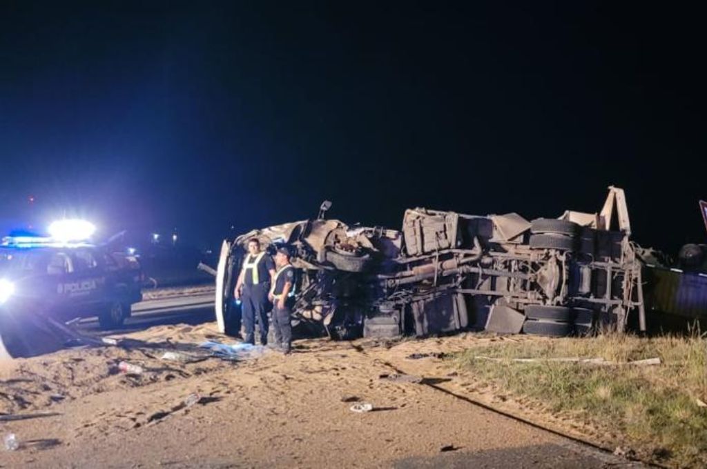 Una camioneta y un camión chocaron de frente en el cruce de las rutas 64 y 10