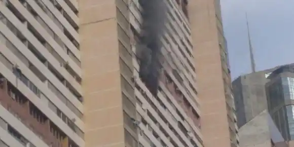 INCENDIO consume apartamento en piso 14 de Parque Central (+Video)