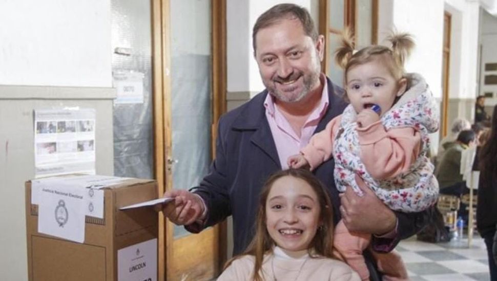 Serenal, al momento de votar junto a sus hijas