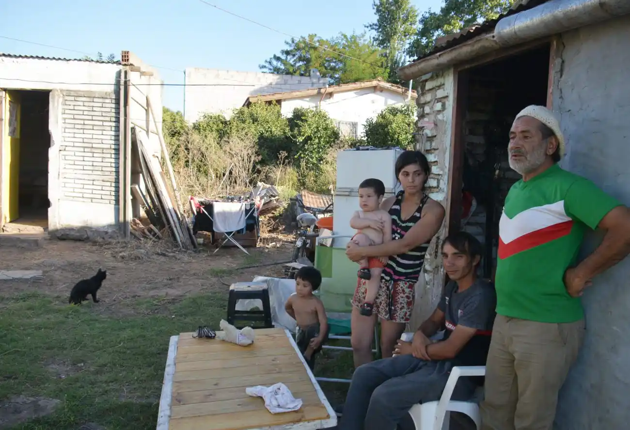 Un vecino de Estrada al 600 le prestó una  vivienda a una familia que se quedó en la calle