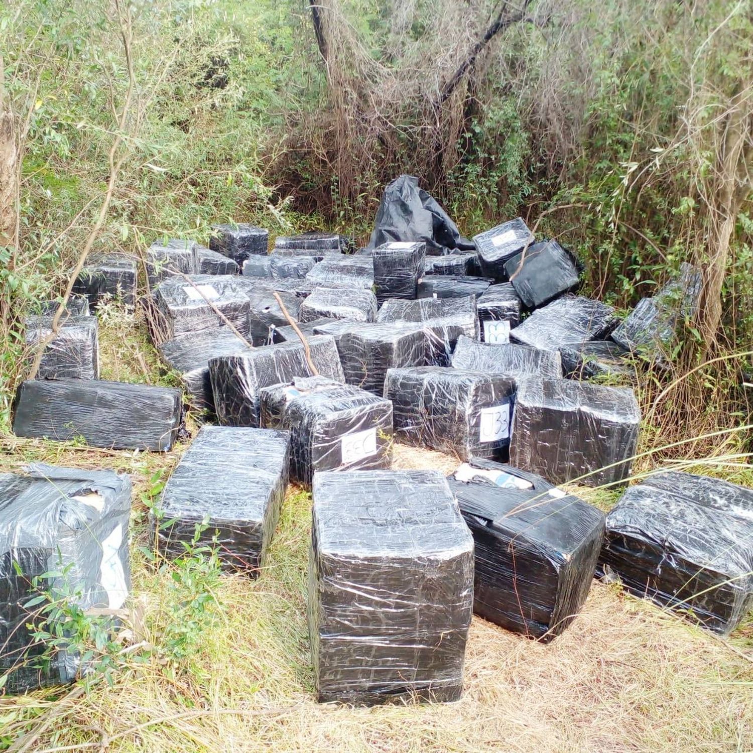 Secuestran bultos con mercaderías cerca del río