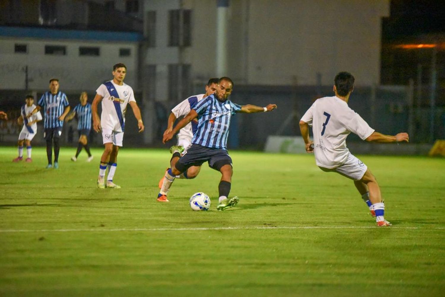 El “Decano” define la serie en su estadio (foto: Mauricio Ríos).