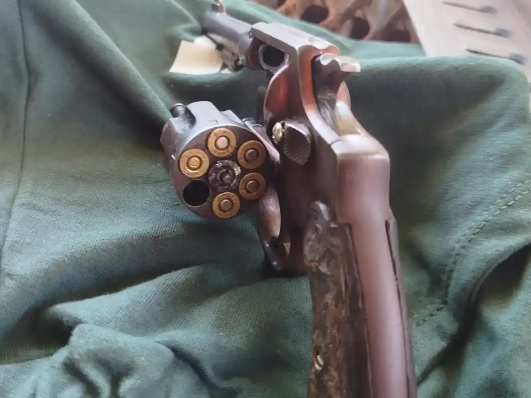 Dos detenidos por amenazar a una mujer con un arma de fuego en Villa Gobernador Gálvez.