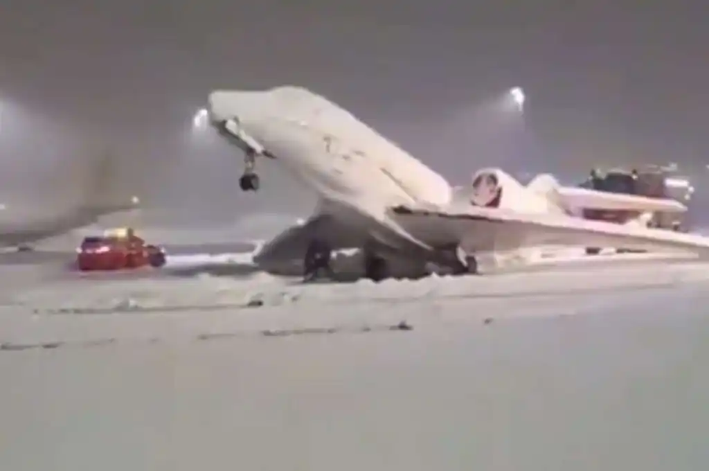 La aeronave estaba completamente cubierta de nieve.