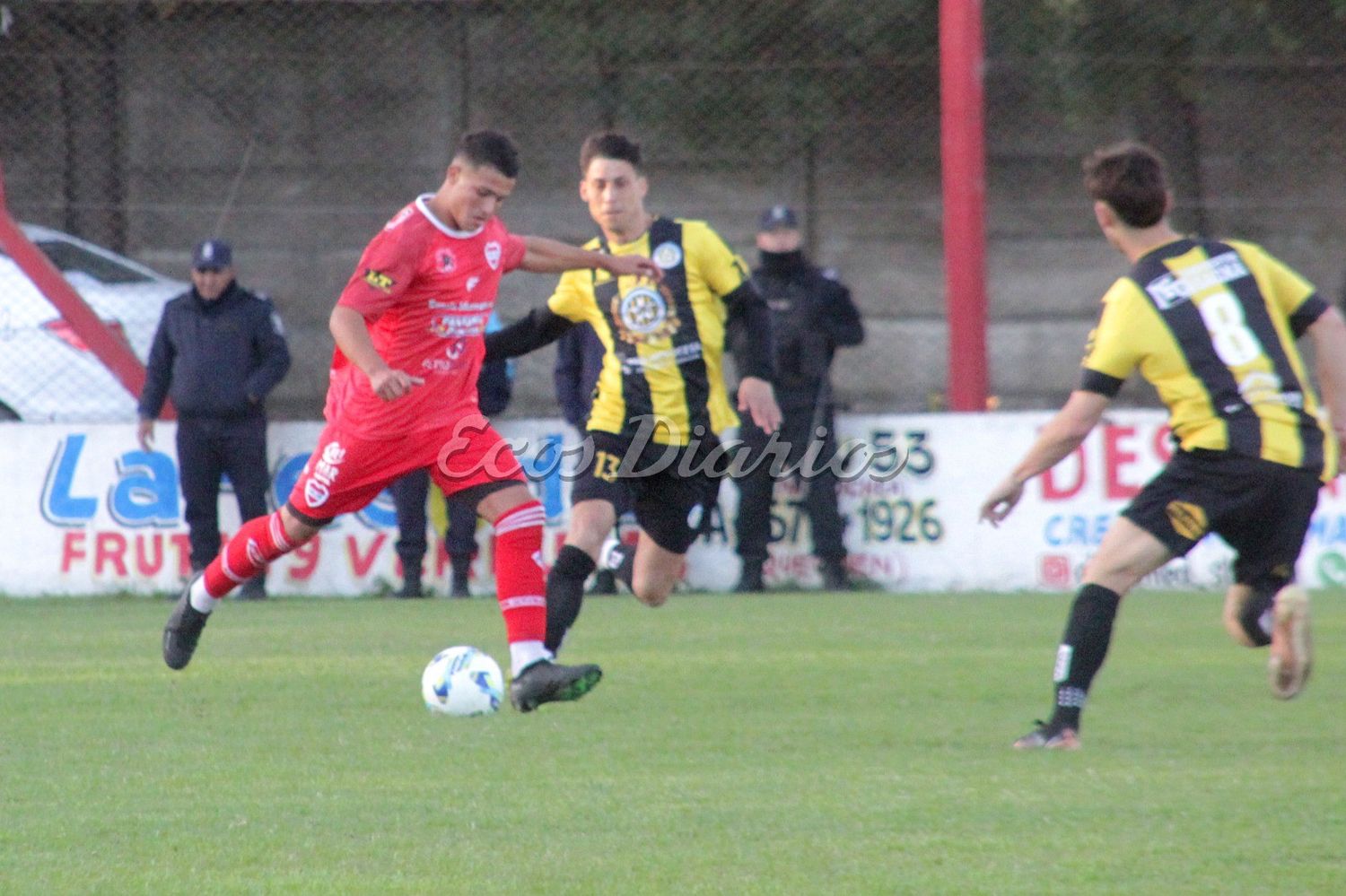 Lautaro Márquez, despejando el balón
