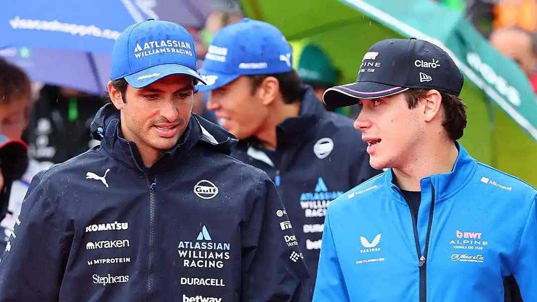 Colapinto, dialogando con el español Sainz en los pits.