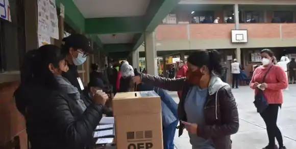 Casi ocho millones de bolivianos y bolivianas eligen presidente