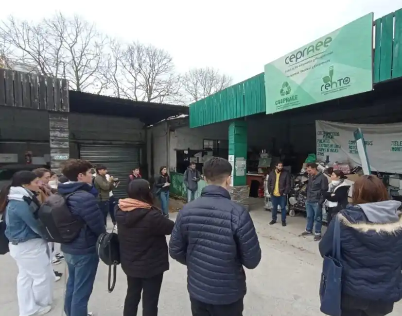 Estudiantes de múltiples carreras de la Unicen en medio de una visita a una cooperativa local