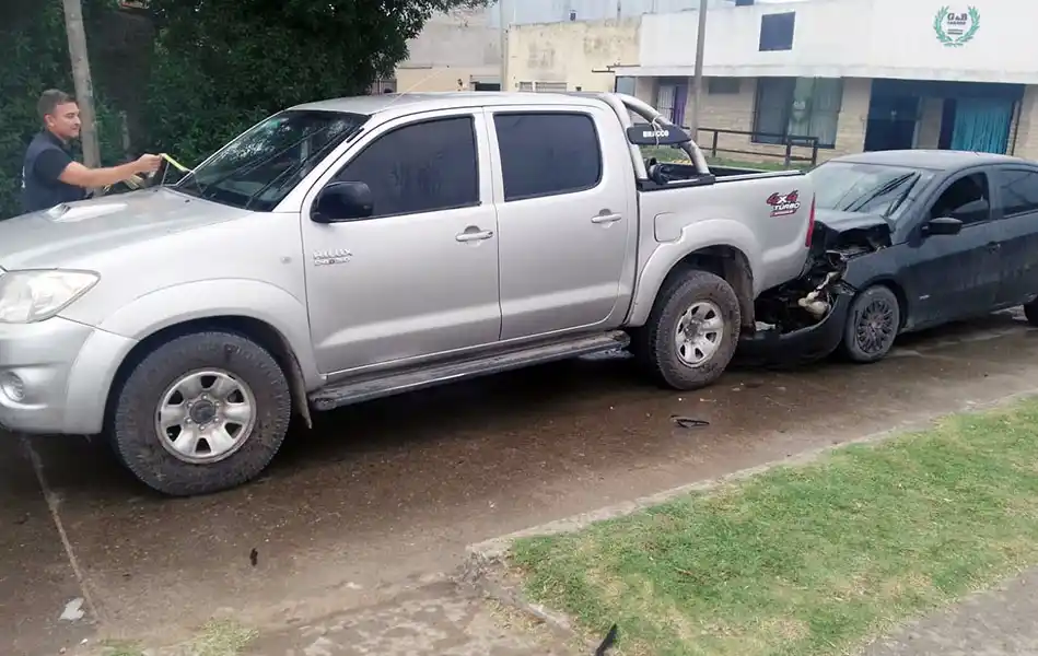 Una mujer sufrió heridas, al chocar su auto una camioneta