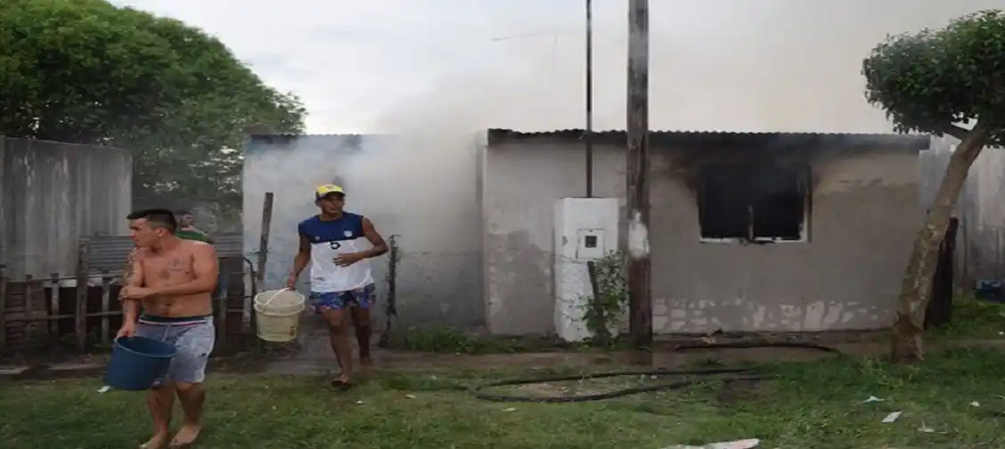 Llegó hasta la casa de su expareja y le prendió fuego