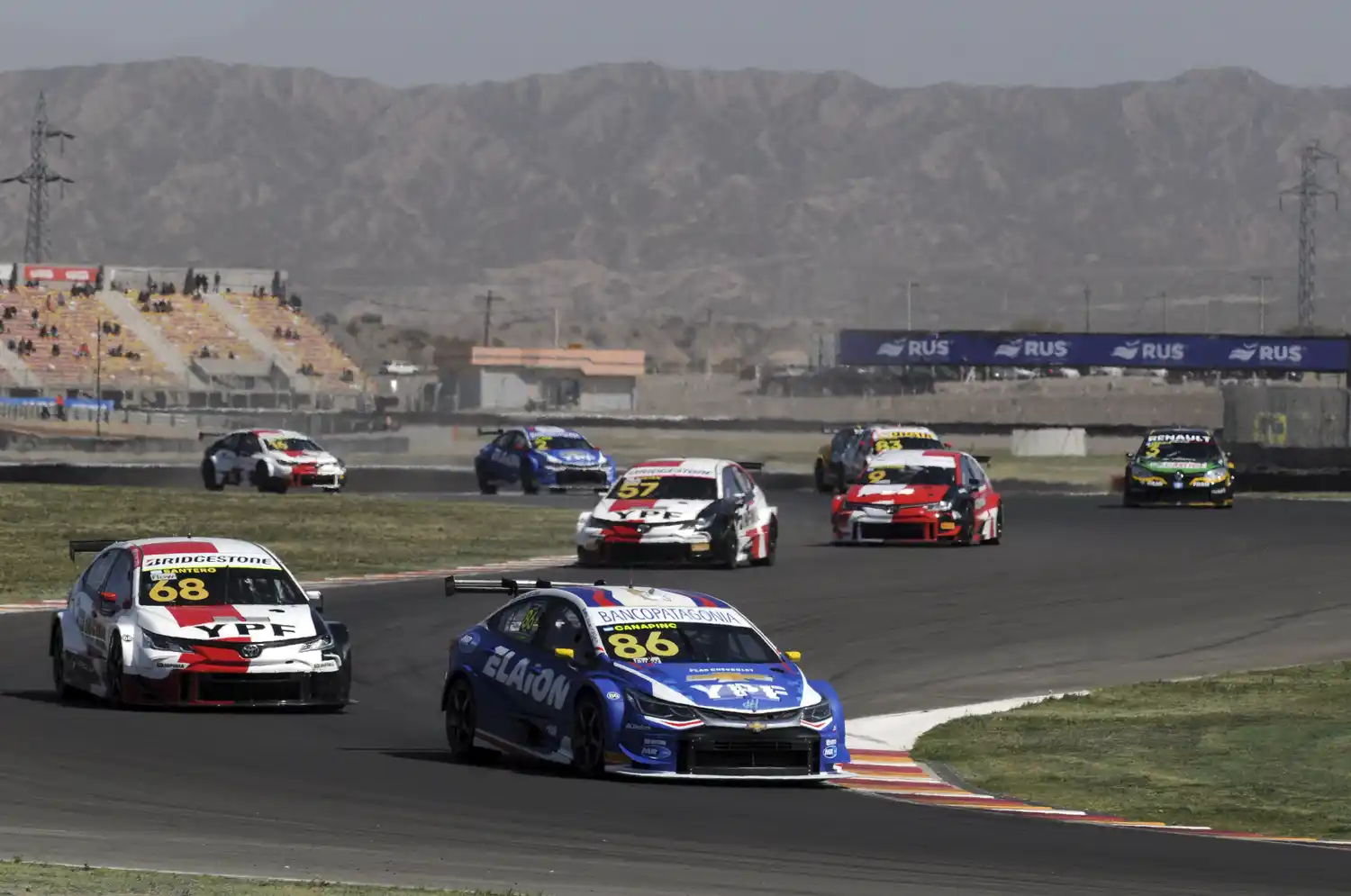 Canapino transita un sector sinuoso delante de Santero.