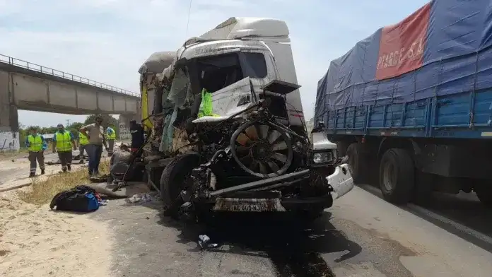Choque y vuelco de camiones en el sur entrerriano