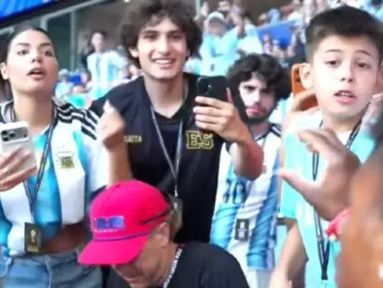 Hinchas argentinos expresando dichos racistas contra el sreamer estadounidense IShowSpeed en Atlanta.