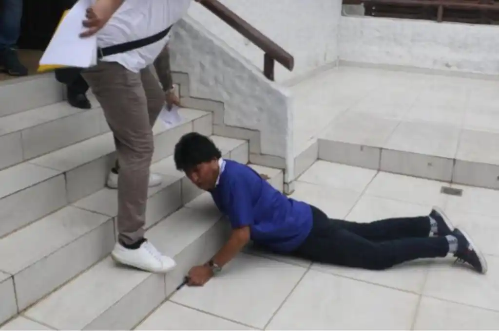 Resbaló y se golpeó severamente en el rostro y el hombro.