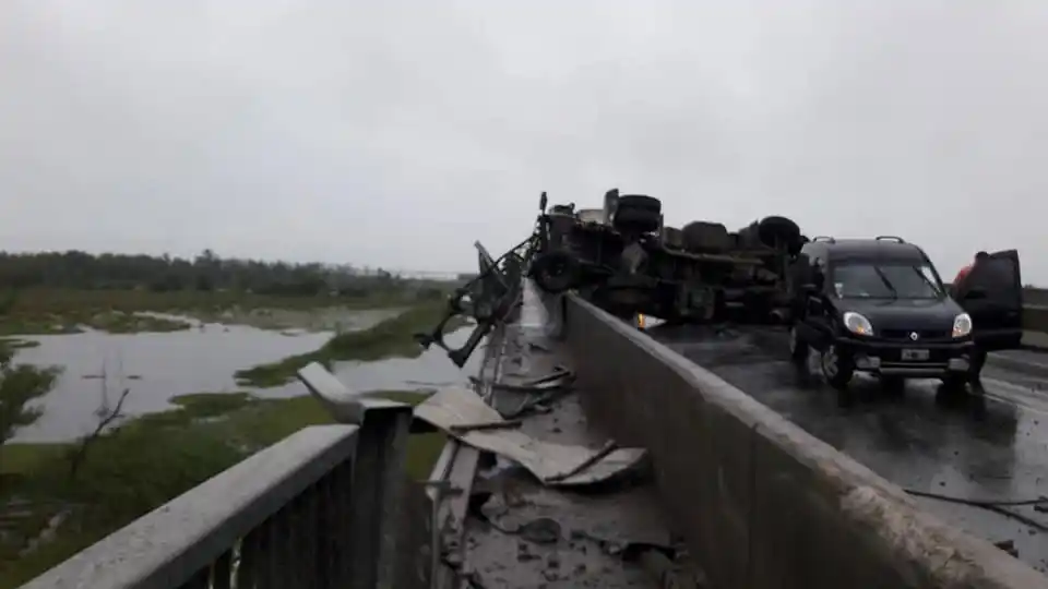 Un camión volcó sobre el enlace vial Victoria-Rosario