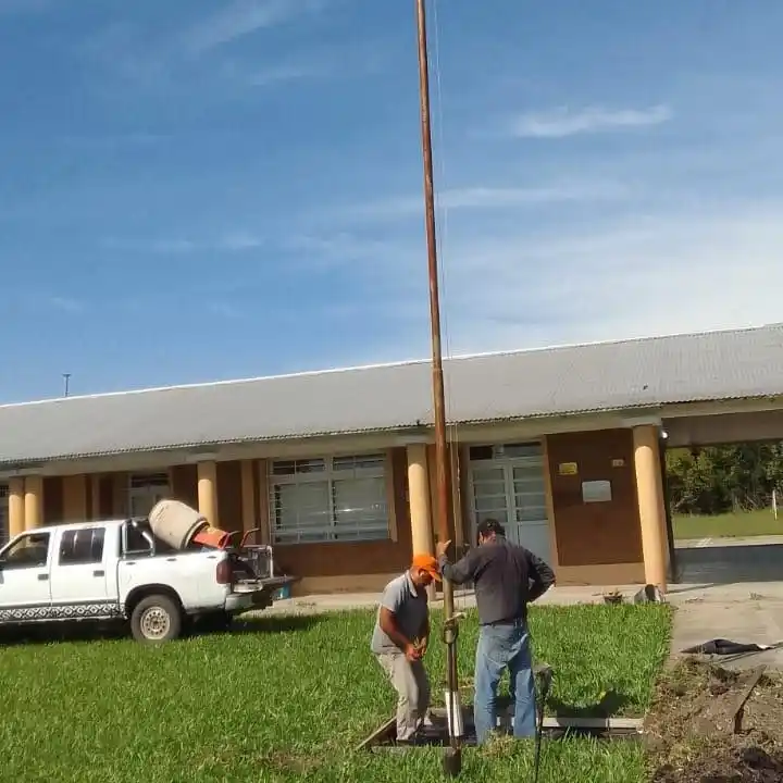 Escuela de colonia El Tagüe reubicó su mástil al frente del edificio