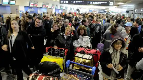Demoras y cancelaciones en Aeroparque por la agresión a un empleado