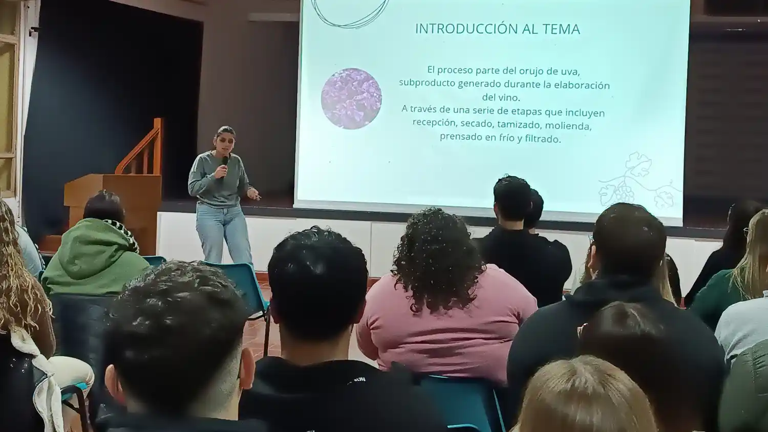 Agustina Trucco durante la exposición de su proyecto final en UTN San Francisco.