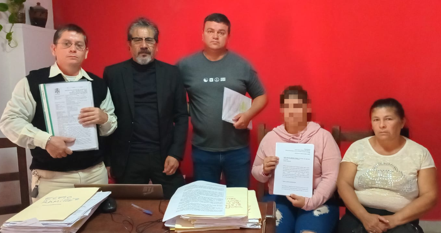 Sánchez, Senn, el Dr. Ayala, D. E. R. y su madre. Los denunciantes junto a su abogado en la conferencia de prensa ofrecida en la mañana del viernes. Foto: Gustavo Capeletti.