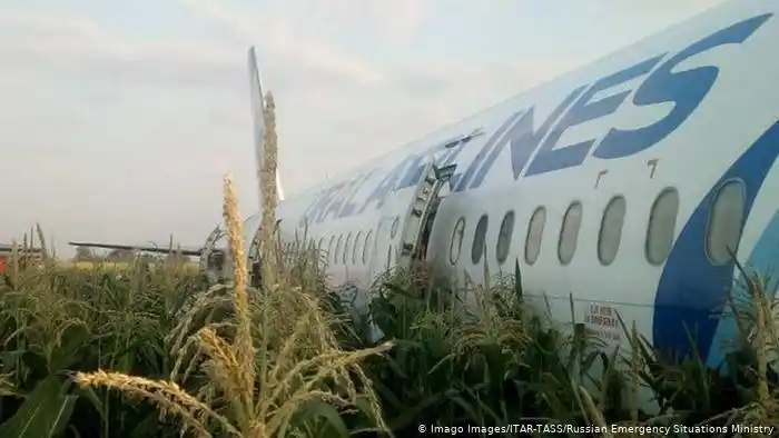 Avión ruso aterriza de emergencia en campo de maíz