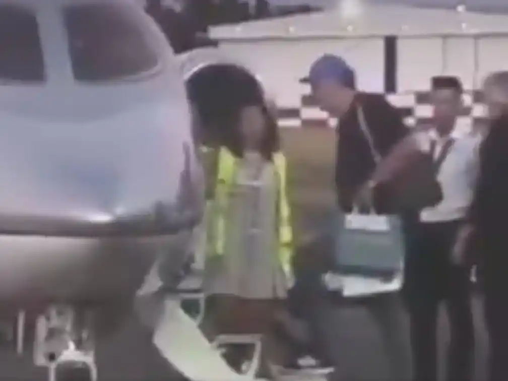 El vuelo privado de Adorni investigado por la Justicia