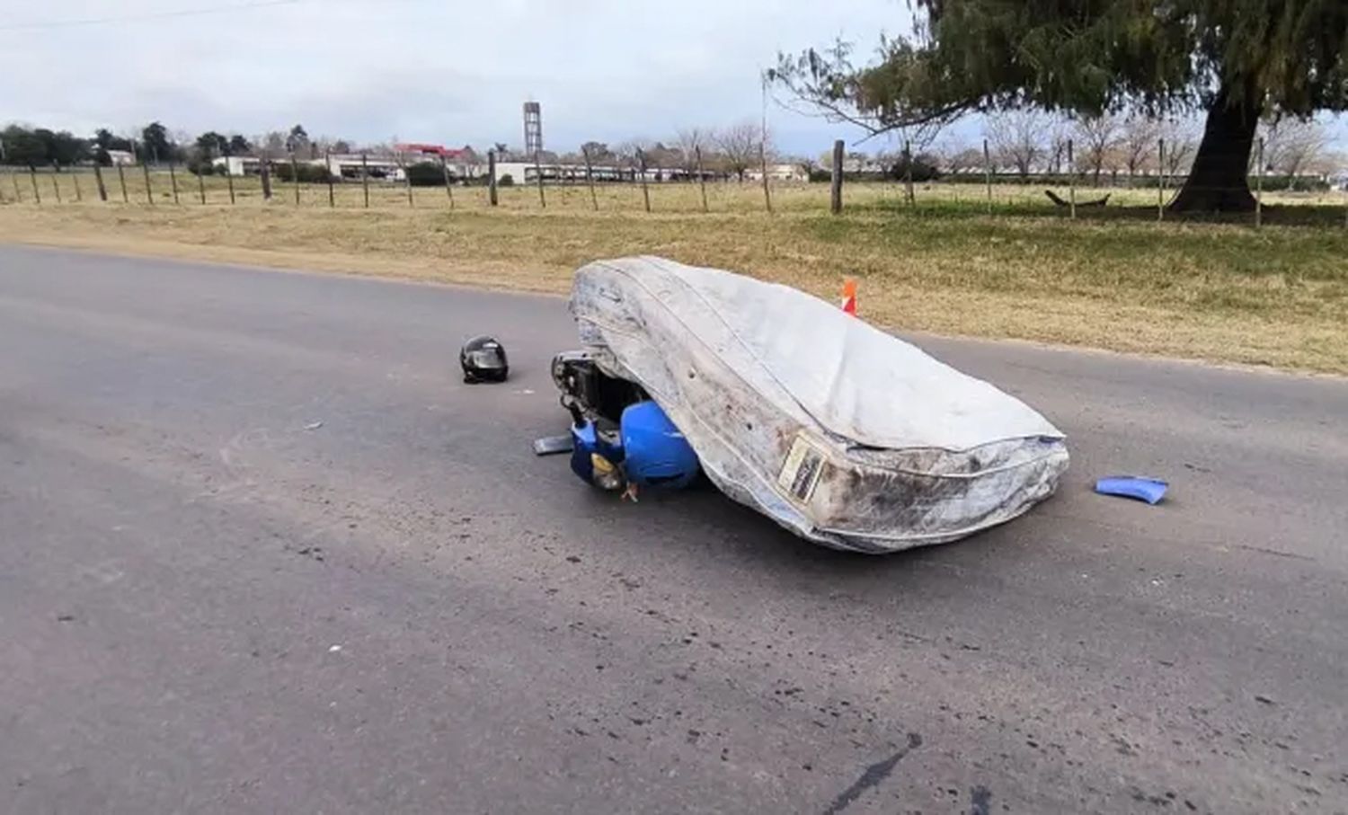 Insólito accidente: una moto chocó contra un colchón