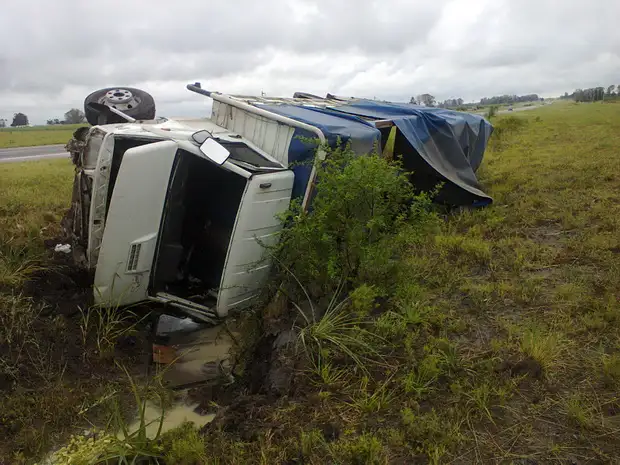 Un camión volcó en ruta 14 y un auto se despistó
