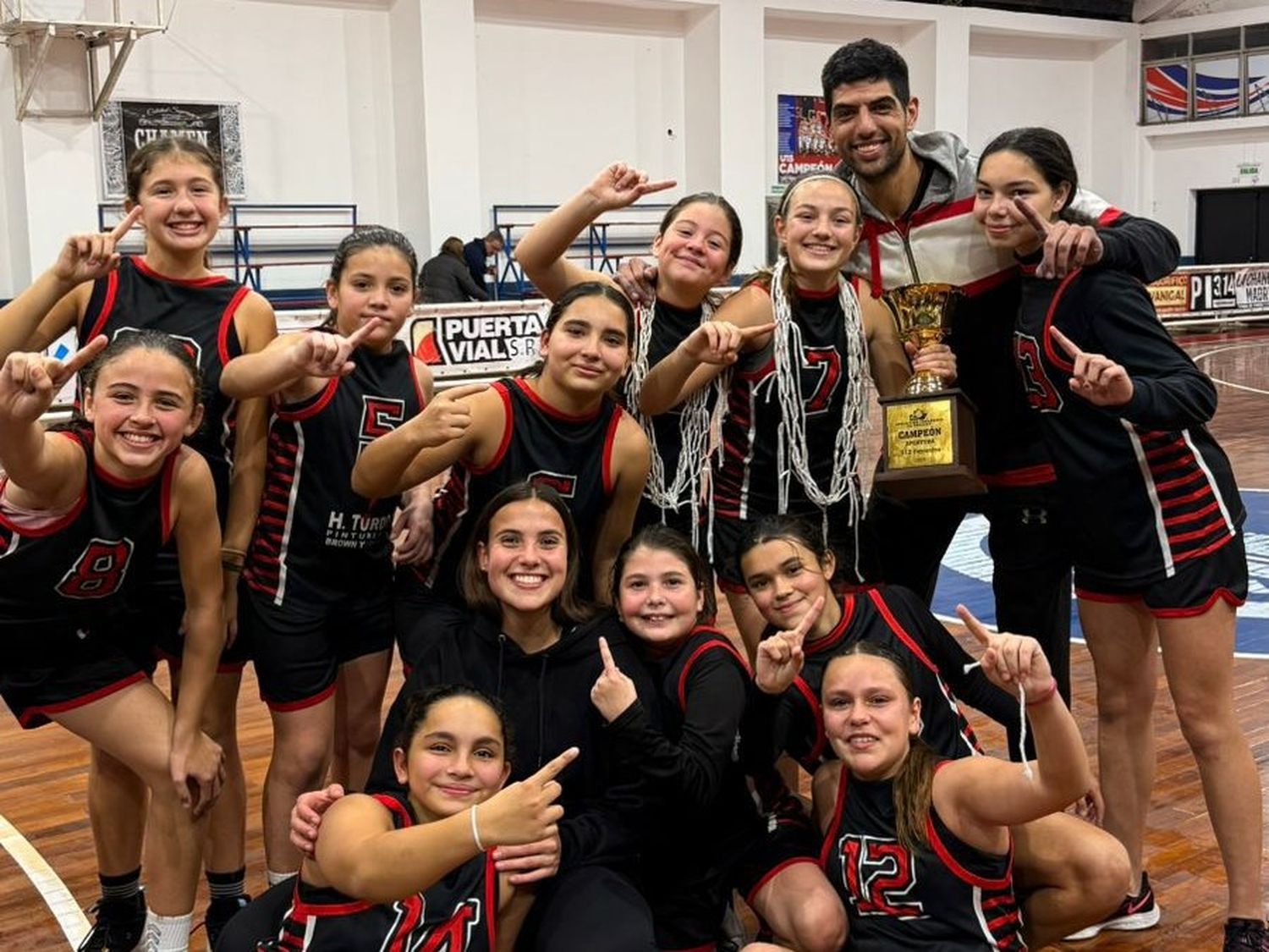 La agregría de las nenas de Olimpia tras el título.