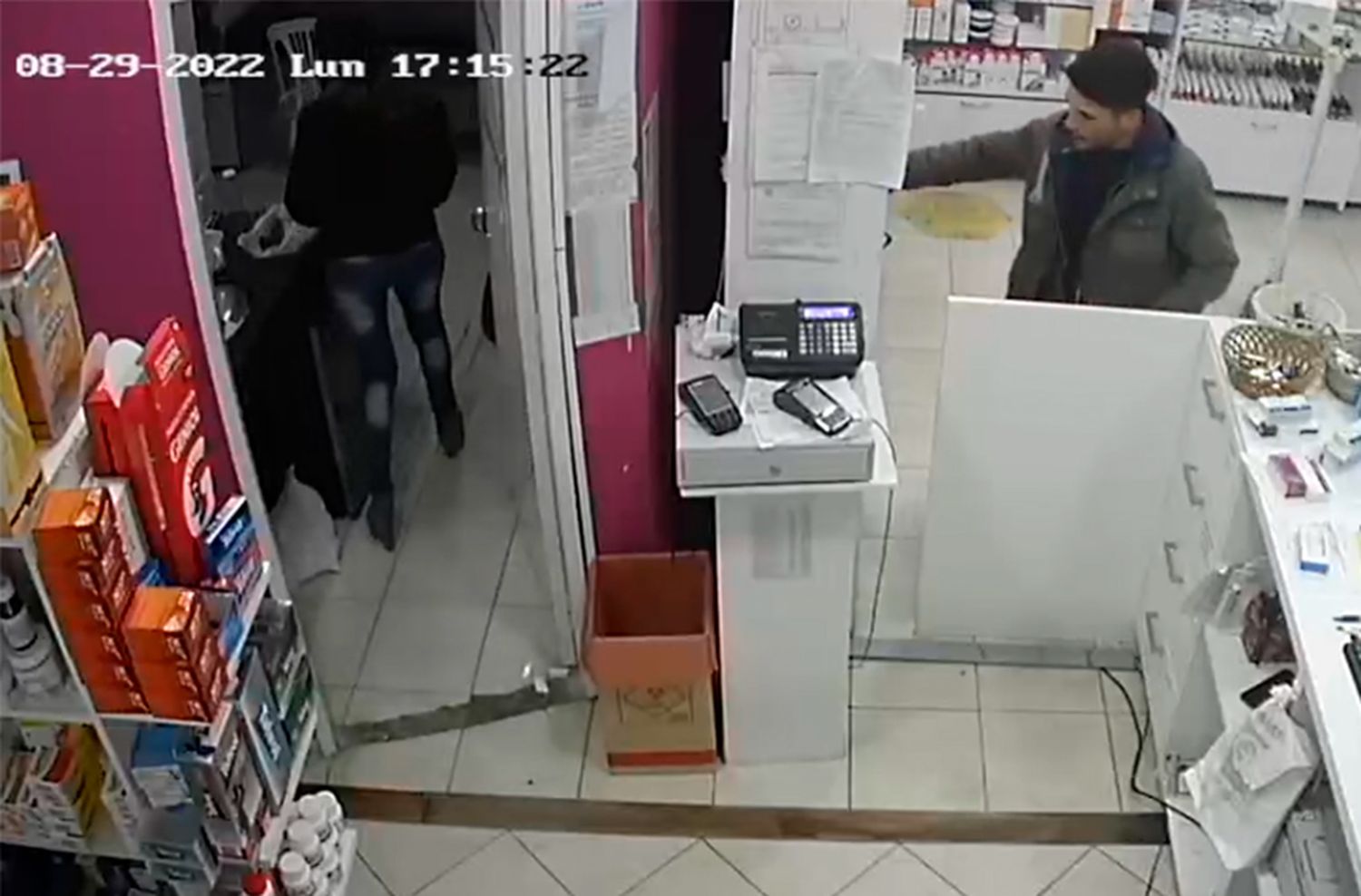 Video exclusivo: así roban en un comercio de Güemes a plena luz del día