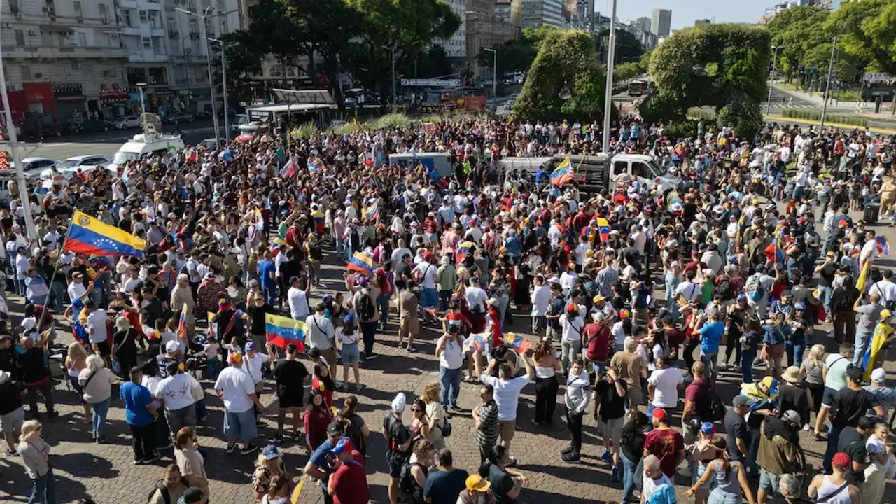 Manifestantes venezolanos llegan al obelisco para celebrar la intervención de los Estados Unidos a Venezuela