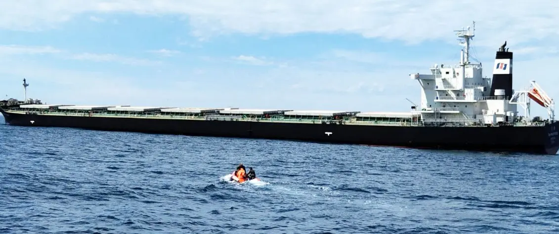 A un mes del choque contra la escollera, el buque averiado sigue fondeado cerca de la costa