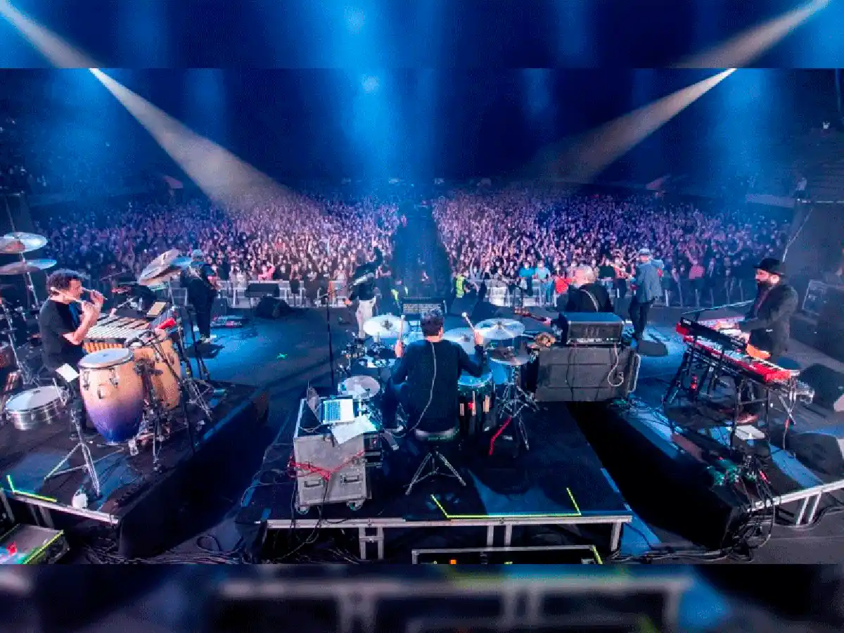 Prueba en Barcelona: cinco mil personas bailaron sin distancia en un recital y no hubo contagios