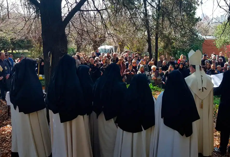 En una cálida ceremonia, se colocó la cruz fundacional del Monasterio Carmelita  