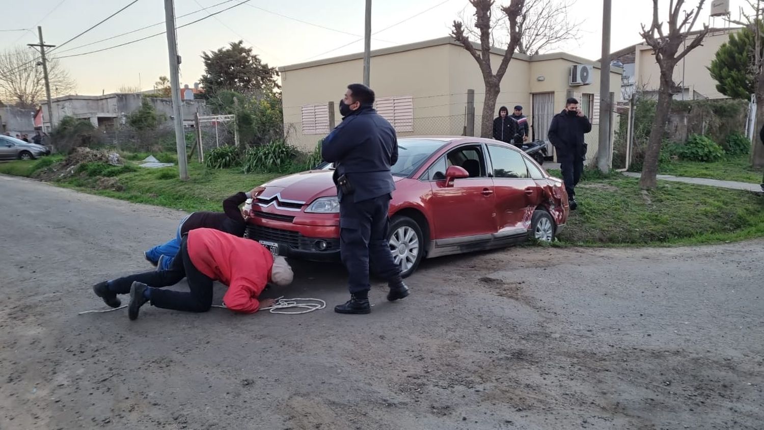 Una mujer resultó herida al colisionar un auto y una camioneta
