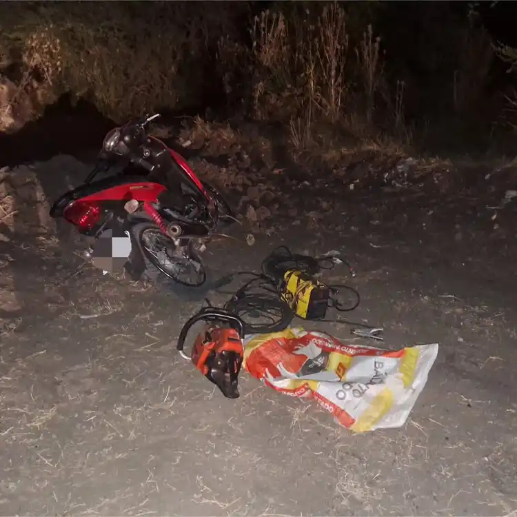 Huyeron de un control policial, cayeron con la moto y abandonaron una bolsa con herramientas robadas