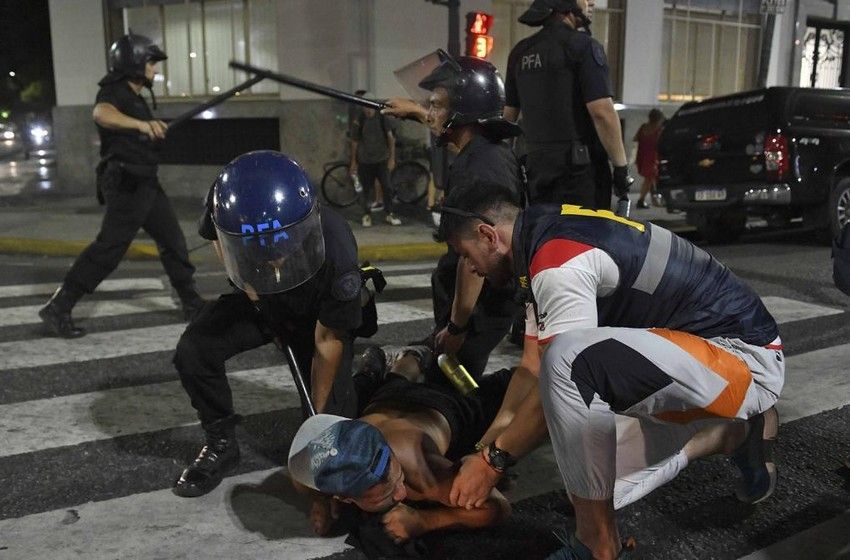 Son más de 30 los detenidos por los incidentes registrados durante la aprobación de la “Ley Omnibus”