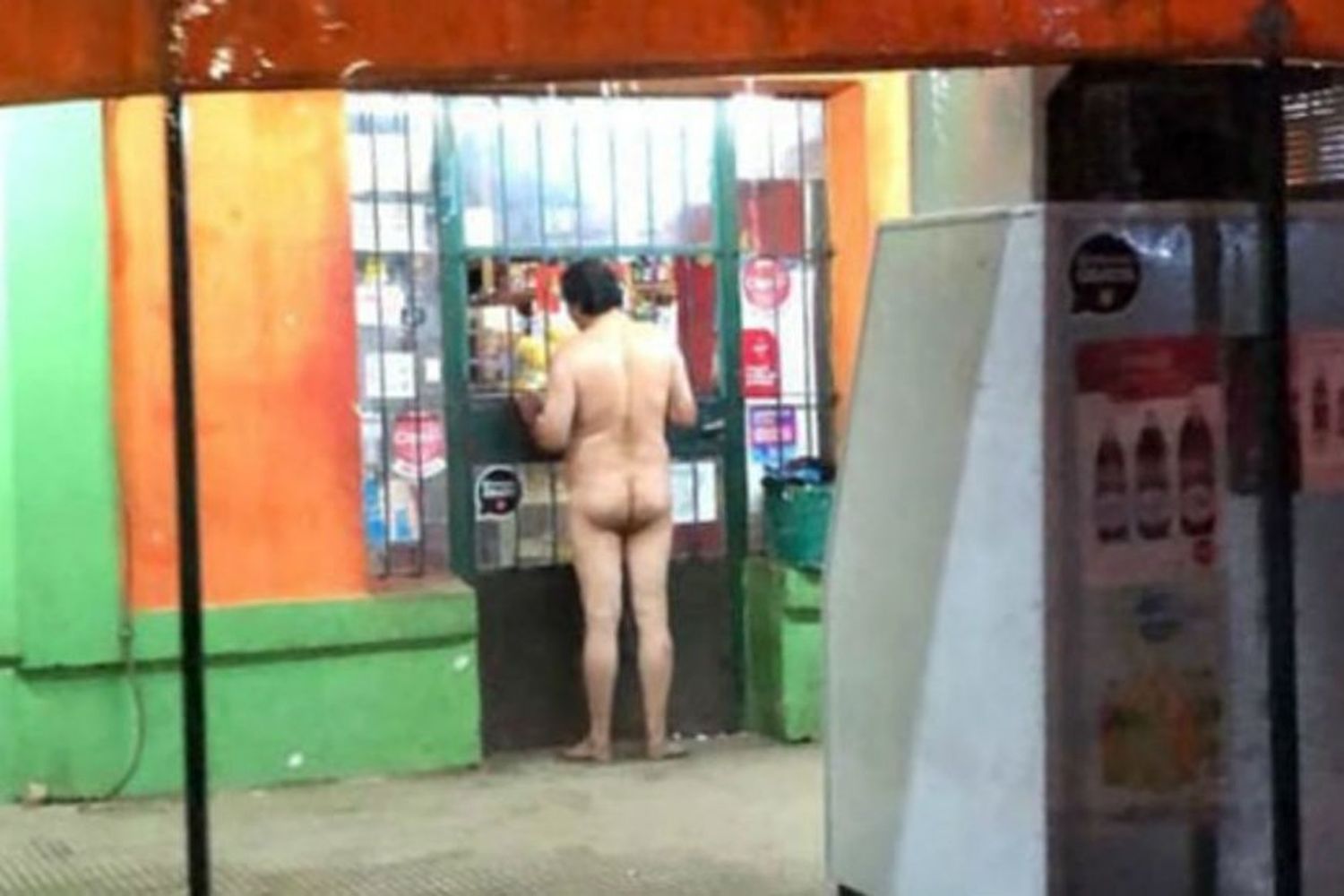 Concepción del Uruguay: salió totalmente desnudo a hacer los mandados