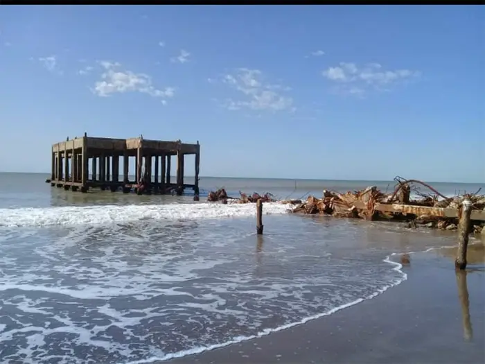 Siguen restos del muelle de pescadores en la playa