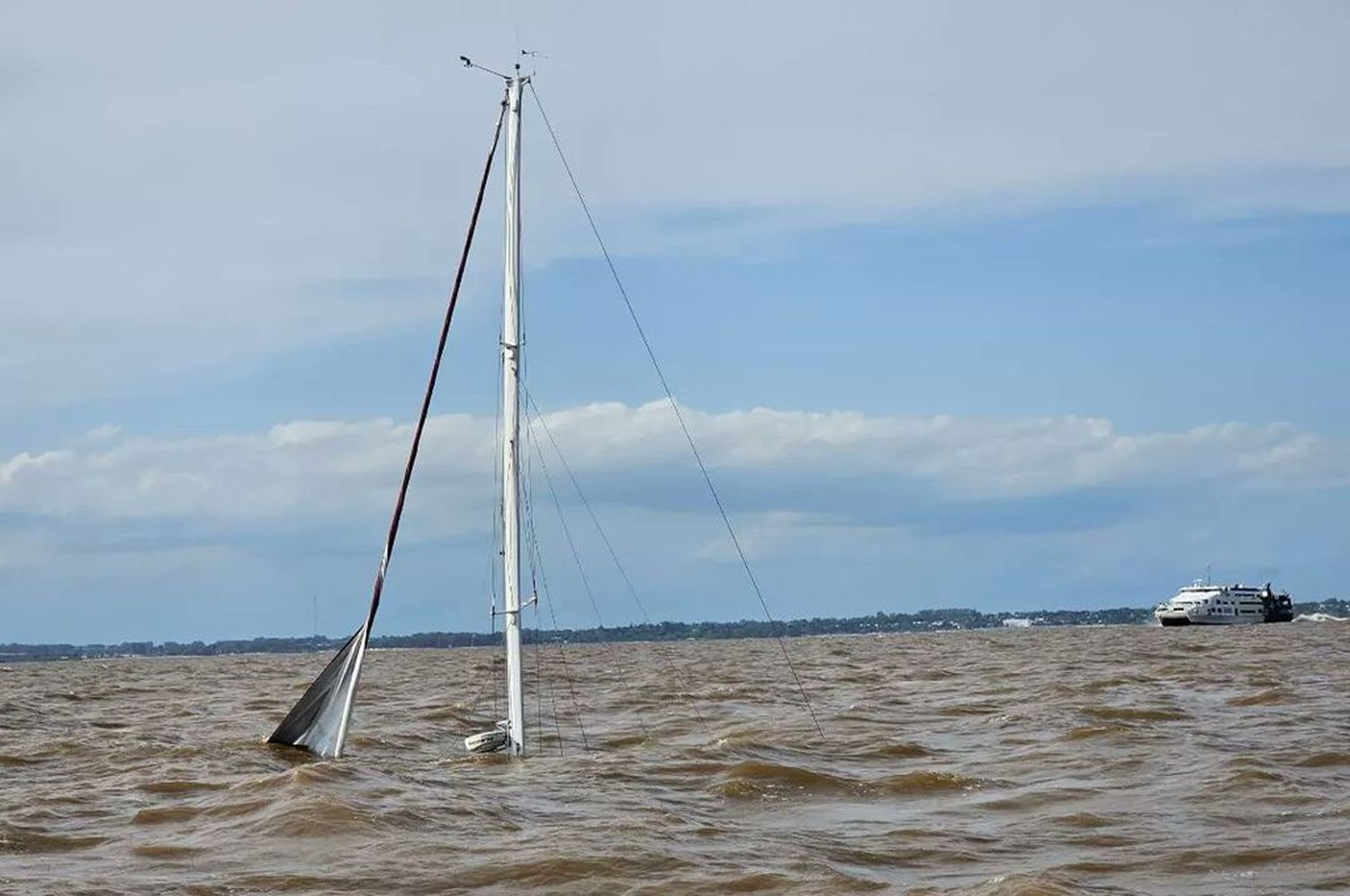 Tras el rescate, el Carpe Diem quedó a la deriva y se hundió una hora más tarde.