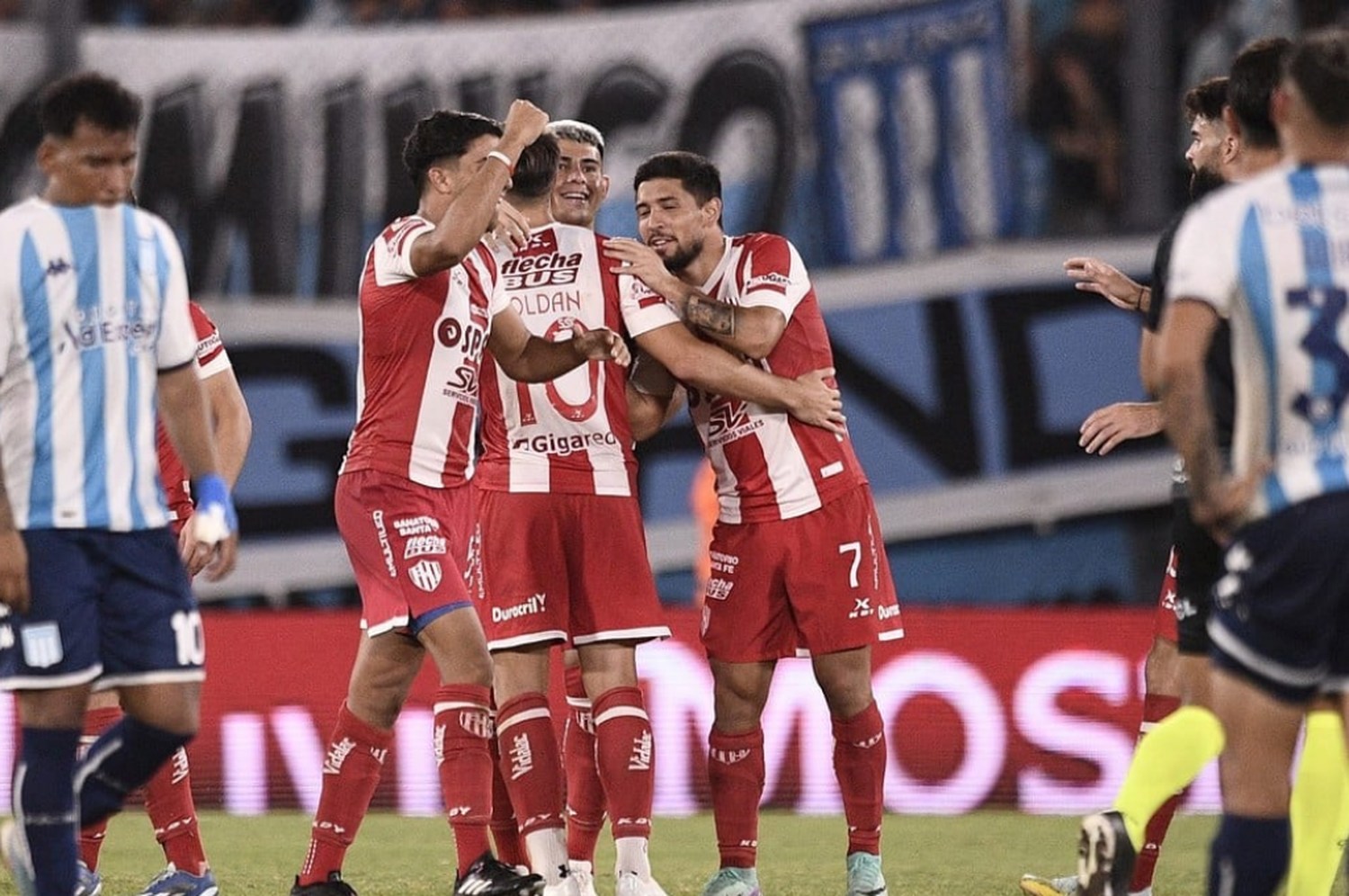 En el primer partido de este año, Unión se llevó todo de la cancha de Racing y fue con un golazo de Mosqueira desde afuera del área. En la foto, el festejo de aquella noche. Foto: Matías Nápoli