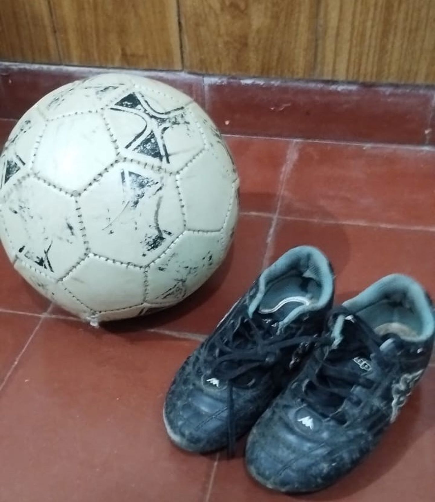 La pelota y los botines recuperados por la policía.