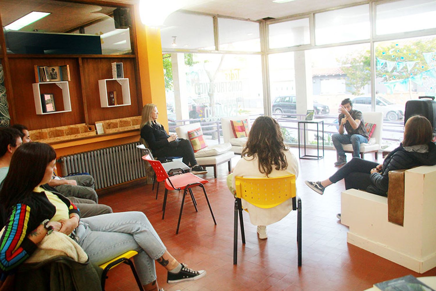 Un nuevo libro, una muestra de arte y música en vivo