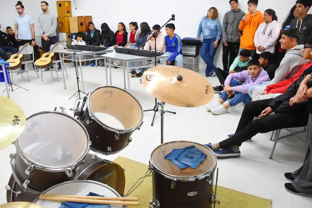 La escuela técnica de la UNER recibió instrumentos musicales e indumentaria deportiva