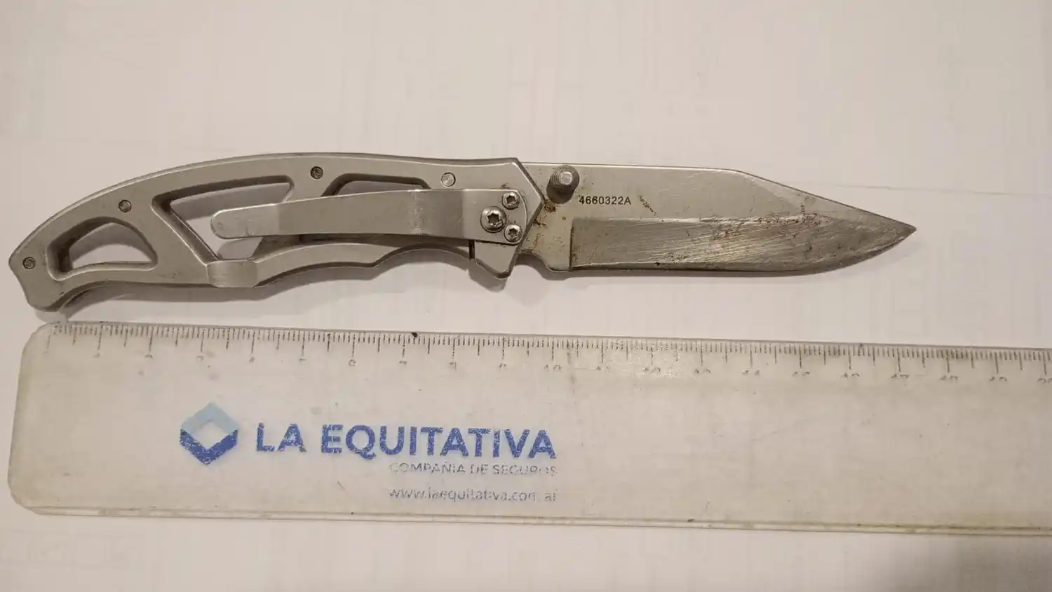 Navaja. Fue hallada en poder del agresor a la altura de la cintura durante el arresto